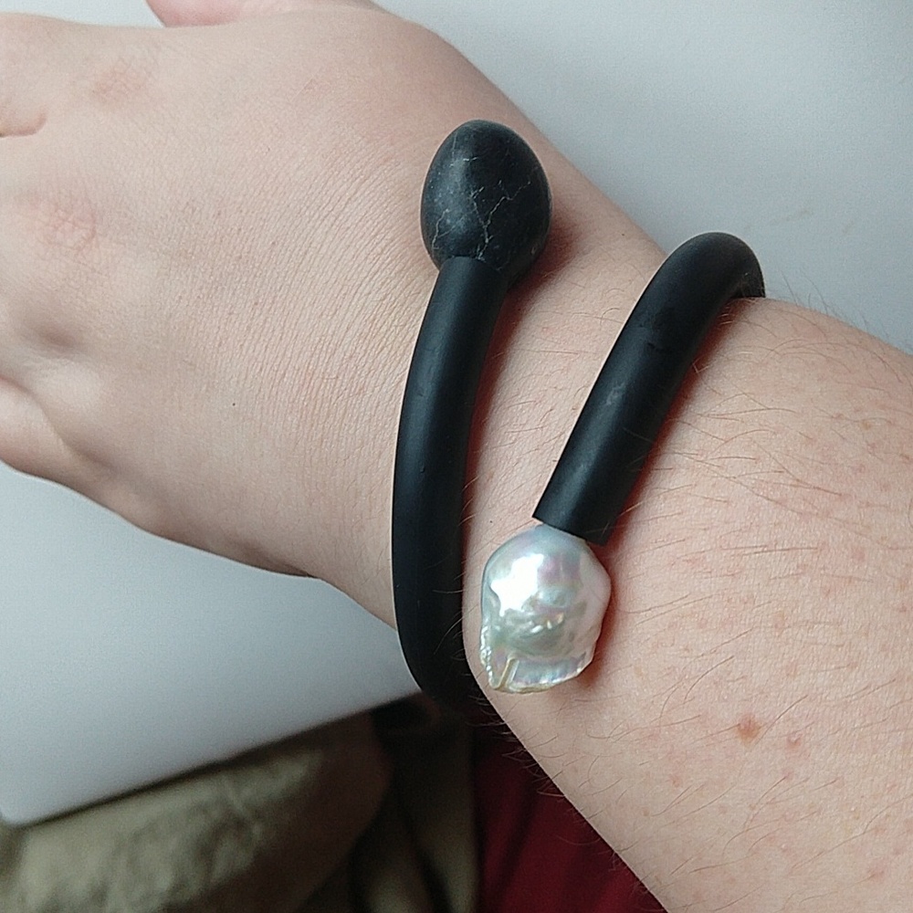 Baroque pearl wrap around rubber bracelet with black stone runway couture vibes